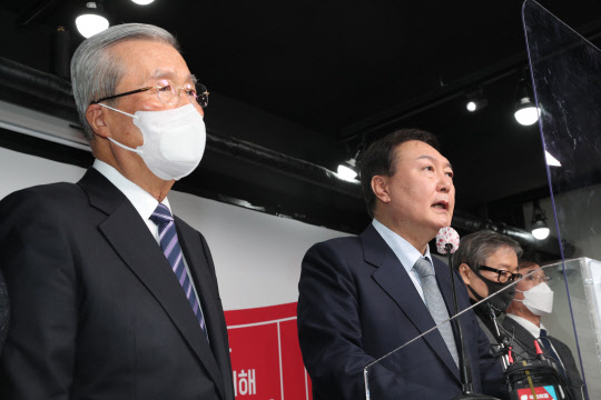 윤석열(왼쪽 두번째) 국민의힘 대선후보가 2일 오전 서울 영등포구 국민의힘 당사에서 '윤석열의 정부혁신-디지털플랫폼정부' 공약을 발표하고 있다.<국회사진기자단·연합뉴스>